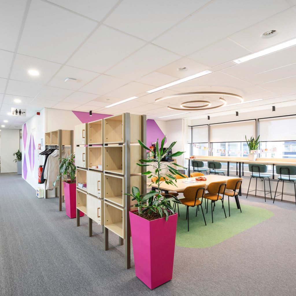Moderne kantoorruimte met open werkplekken en kleurrijke accenten