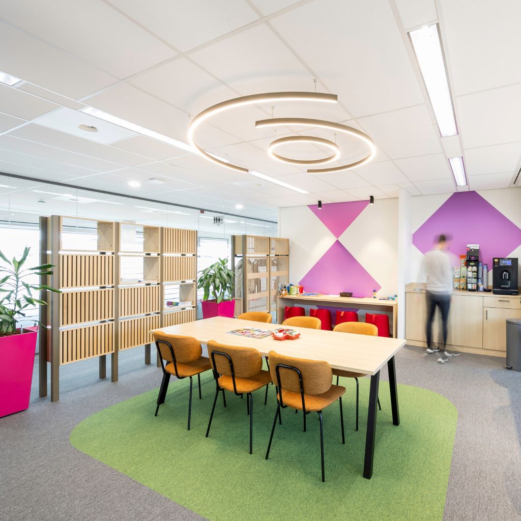 Gezellige zithoek in een kantooromgeving