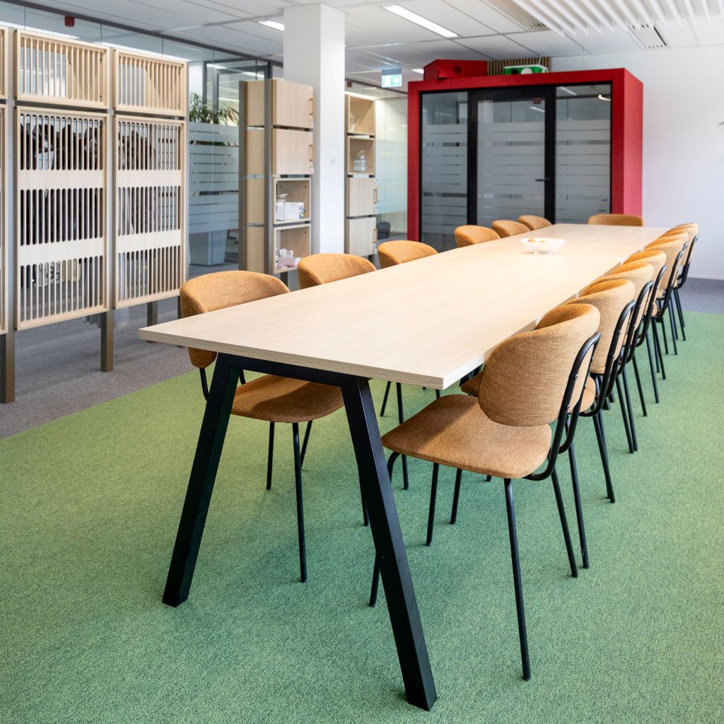 Grote vergaderruimte met lange houten tafel