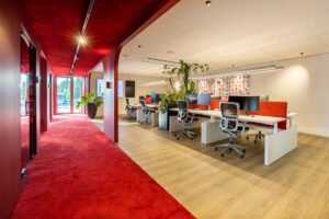 Open kantoor met groene elementen en inspirerende werkplekken.