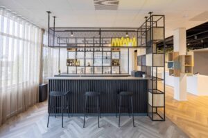 Luxe bar met industriële uitstraling en moderne afwerking