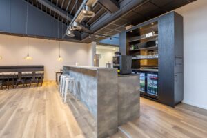 Strakke bar met betonnen afwerking en zwarte accenten