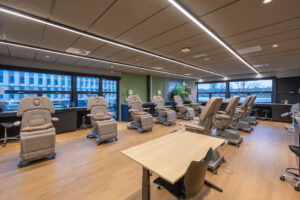 Praktijkruimte met behandelstoelen voor schoonheidsverzorging bij Nova College