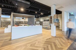 Moderne schoenenwinkel met strak interieur