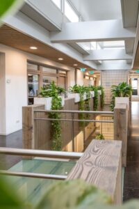 2: Kantoorruimte met open gang, glazen balustrades en veel natuurlijke lichtinval.